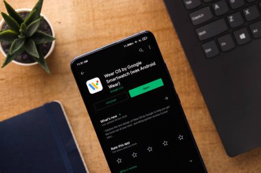Assam, Hindistan - 31 Ocak 2021: Google OS logosunu telefon ekranı görüntüsünde kullan.
