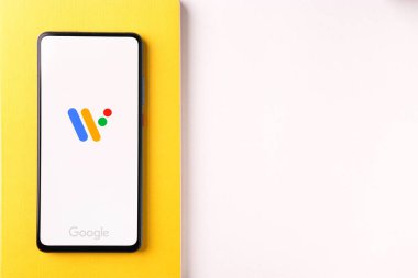 Assam, Hindistan - 31 Ocak 2021: Google OS logosunu telefon ekranı görüntüsünde kullan.