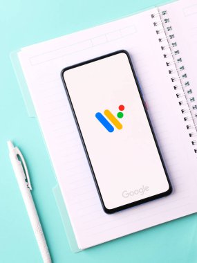 Assam, Hindistan - 31 Ocak 2021: Google OS logosunu telefon ekranı görüntüsünde kullan.