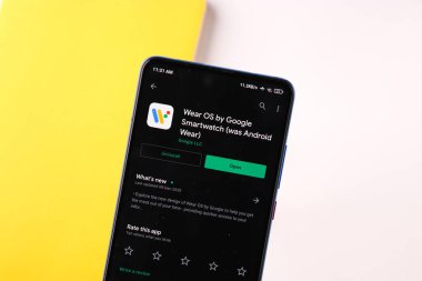 Assam, Hindistan - 31 Ocak 2021: Google OS logosunu telefon ekranı görüntüsünde kullan.