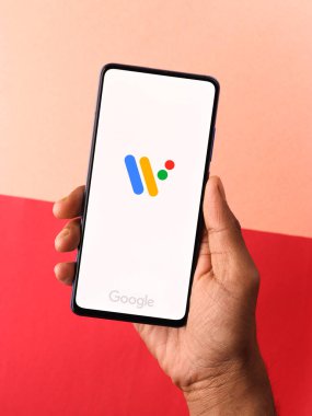 Assam, Hindistan - 31 Ocak 2021: Google OS logosunu telefon ekranı görüntüsünde kullan.
