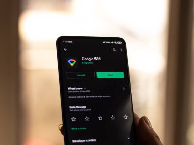 Assam, Hindistan - 31 Ocak 2021: Telefon ekranı görüntüsünde Google wifi logosu.