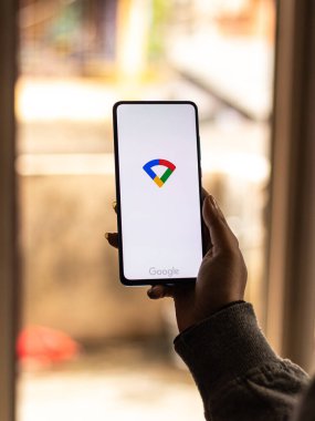 Assam, Hindistan - 31 Ocak 2021: Telefon ekranı görüntüsünde Google wifi logosu.