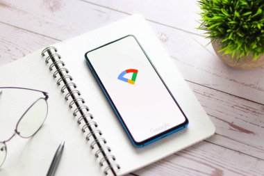 Assam, Hindistan - 31 Ocak 2021: Telefon ekranı görüntüsünde Google wifi logosu.