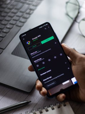 Assam, Hindistan - 31 Ocak 2021: Telefon ekranı görüntüsünde Google wifi logosu.