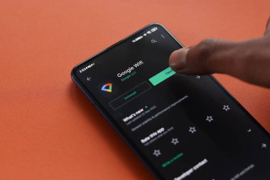 Assam, Hindistan - 31 Ocak 2021: Telefon ekranı görüntüsünde Google wifi logosu.