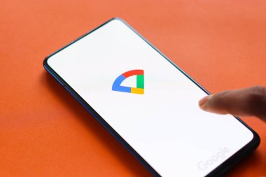 Assam, Hindistan - 31 Ocak 2021: Telefon ekranı görüntüsünde Google wifi logosu.