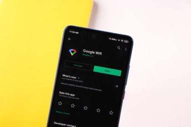 Assam, Hindistan - 31 Ocak 2021: Telefon ekranı görüntüsünde Google wifi logosu.