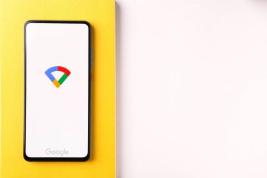Assam, Hindistan - 31 Ocak 2021: Telefon ekranı görüntüsünde Google wifi logosu.