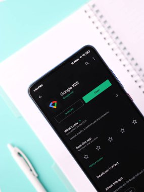 Assam, Hindistan - 31 Ocak 2021: Telefon ekranı görüntüsünde Google wifi logosu.