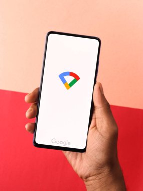 Assam, Hindistan - 31 Ocak 2021: Telefon ekranı görüntüsünde Google wifi logosu.