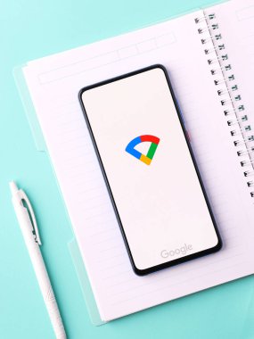 Assam, Hindistan - 31 Ocak 2021: Telefon ekranı görüntüsünde Google wifi logosu.