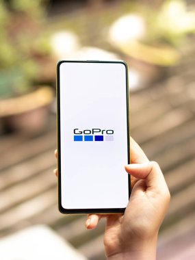 Assam, Hindistan - 12 Eylül 2020: Telefon ekranında Gopro logosu.