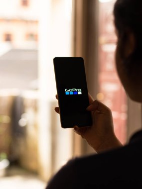 Assam, Hindistan - 12 Eylül 2020: Telefon ekranında Gopro logosu.