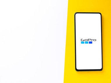 Assam, Hindistan - 12 Eylül 2020: Telefon ekranında Gopro logosu.