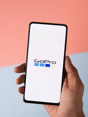 Assam, Hindistan - 12 Eylül 2020: Telefon ekranında Gopro logosu.