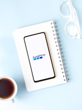 Assam, Hindistan - 12 Eylül 2020: Telefon ekranında Gopro logosu.