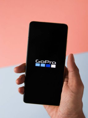Assam, Hindistan - 12 Eylül 2020: Telefon ekranında Gopro logosu.