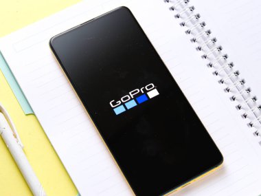 Assam, Hindistan - 12 Eylül 2020: Telefon ekranında Gopro logosu.