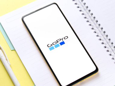 Assam, Hindistan - 12 Eylül 2020: Telefon ekranında Gopro logosu.