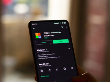 Assam, Hindistan - 29 Ekim 2020: Goqii telefon ekranı görüntüsü logosu.