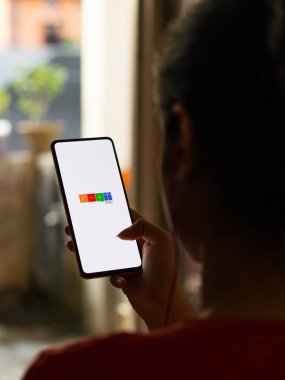Assam, Hindistan - 29 Ekim 2020: Goqii telefon ekranı görüntüsü logosu.