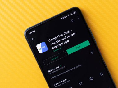 Assam, Hindistan - 15 Ocak 2020: Telefon ekranında Gpay logosu.