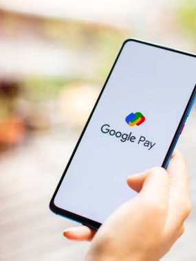 Assam, Hindistan - 15 Ocak 2020: Telefon ekranında Gpay logosu.