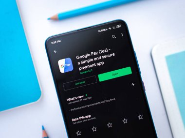 Assam, Hindistan - 15 Ocak 2020: Telefon ekranında Gpay logosu.