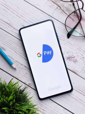 Assam, Hindistan - 15 Ocak 2020: Telefon ekranında Gpay logosu.