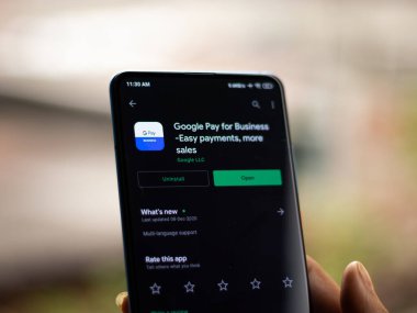 Assam, Hindistan - 31 Ocak 2021: Google ankesörlü iş logosu telefon ekranı görüntüsü.