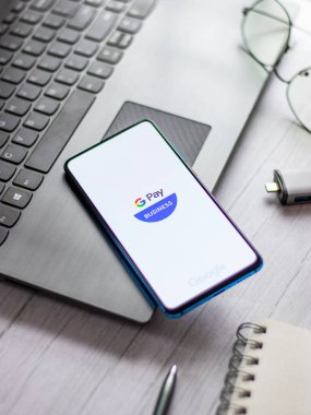 Assam, Hindistan - 31 Ocak 2021: Google ankesörlü iş logosu telefon ekranı görüntüsü.