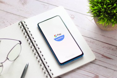Assam, Hindistan - 31 Ocak 2021: Google ankesörlü iş logosu telefon ekranı görüntüsü.