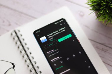 Assam, Hindistan - 31 Ocak 2021: Google ankesörlü iş logosu telefon ekranı görüntüsü.