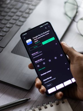 Assam, Hindistan - 31 Ocak 2021: Google ankesörlü iş logosu telefon ekranı görüntüsü.