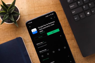 Assam, Hindistan - 31 Ocak 2021: Google ankesörlü iş logosu telefon ekranı görüntüsü.