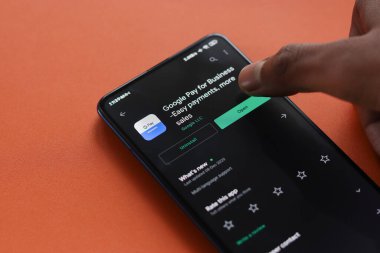 Assam, Hindistan - 31 Ocak 2021: Google ankesörlü iş logosu telefon ekranı görüntüsü.