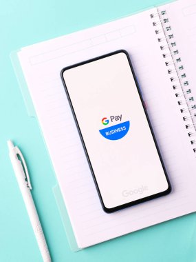 Assam, Hindistan - 31 Ocak 2021: Google ankesörlü iş logosu telefon ekranı görüntüsü.