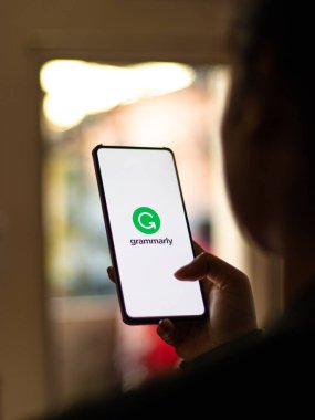 Assam, Hindistan - 29 Kasım 2020: Telefon ekranında gramer logosu.