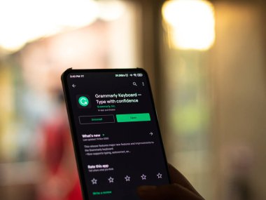 Assam, Hindistan - 29 Kasım 2020: Telefon ekranında gramer logosu.
