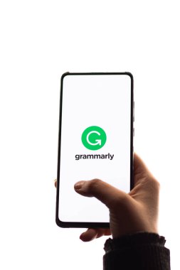 Assam, Hindistan - 29 Kasım 2020: Telefon ekranında gramer logosu.