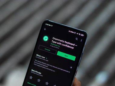Assam, Hindistan - 29 Kasım 2020: Telefon ekranında gramer logosu.