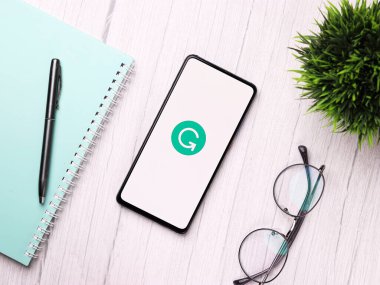 Assam, Hindistan - 29 Kasım 2020: Telefon ekranında gramer logosu.