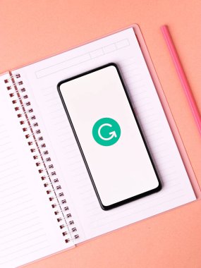 Assam, Hindistan - 29 Kasım 2020: Telefon ekranında gramer logosu.