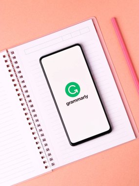 Assam, Hindistan - 29 Kasım 2020: Telefon ekranında gramer logosu.