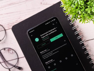 Assam, Hindistan - 29 Kasım 2020: Telefon ekranında gramer logosu.