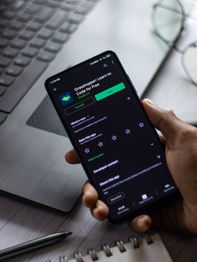 Assam, Hindistan - 31 Ocak 2021: Telefon ekranında çekirge logosu.