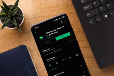 Assam, Hindistan - 31 Ocak 2021: Telefon ekranında çekirge logosu.