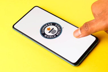 Assam, Hindistan - 10 Nisan 2021: Telefon ekranında Guinness Rekorlar Kitabı logosu.