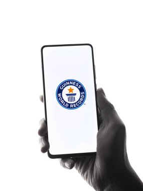 Assam, Hindistan - 10 Nisan 2021: Telefon ekranında Guinness Rekorlar Kitabı logosu.